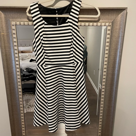 Express dress - Picture 1 of 3